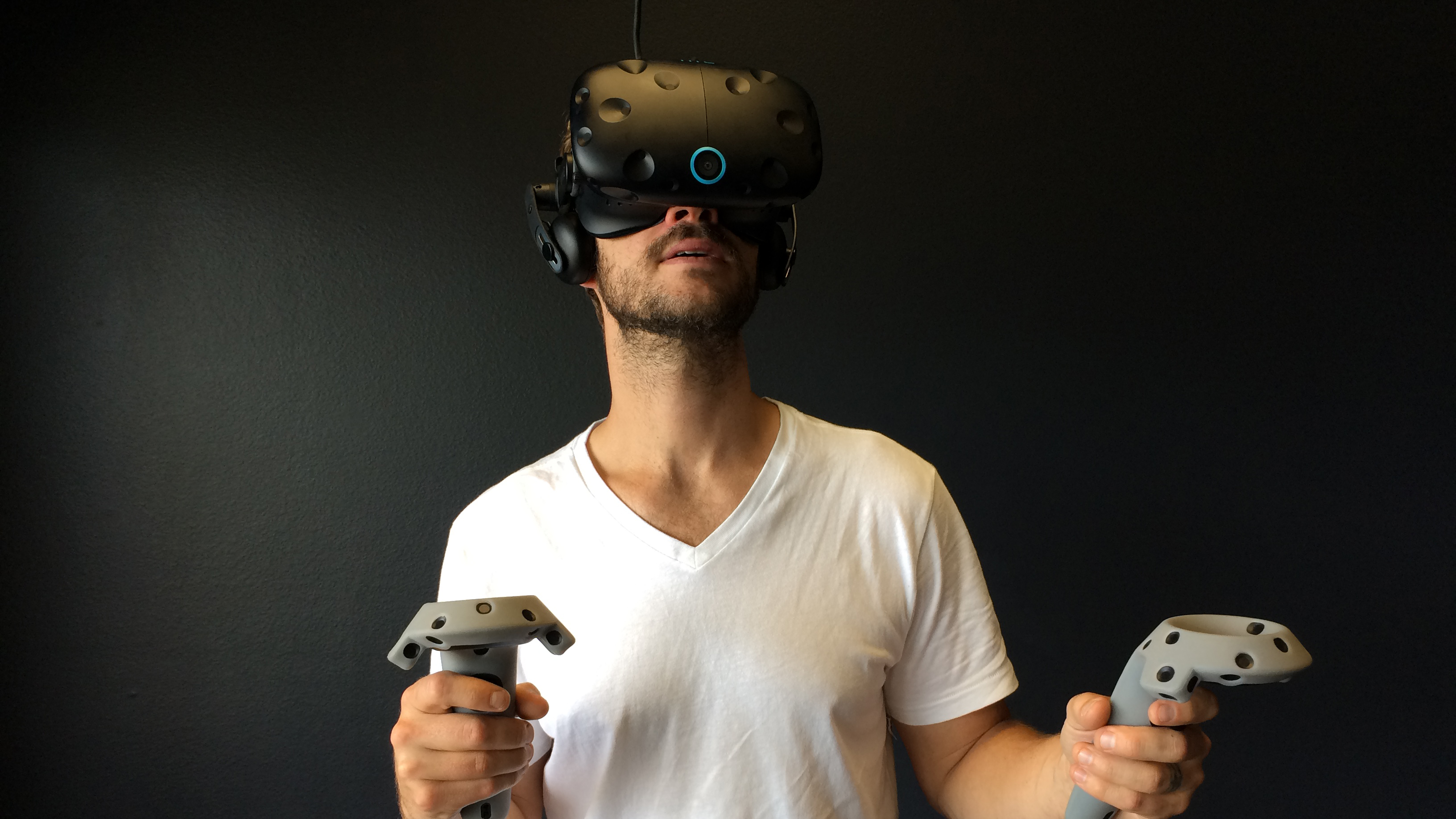 VR - Virtual Reality.